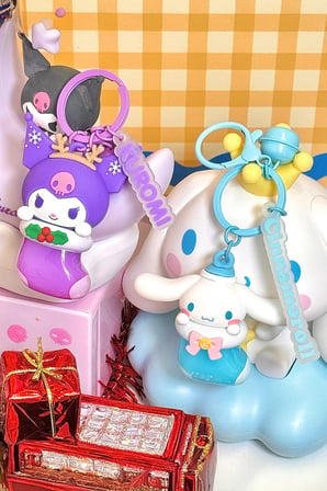 Sanrio Lisanslı Kış Serisi Işıklı Anahtarlık – Kuromi Temalı Figürlü Çanta Aksesuarı ve Hediyelik