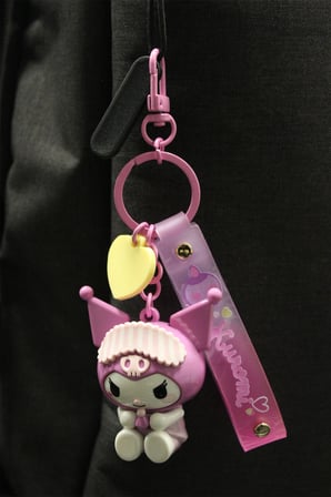 Sanrio Lisanslı Kuromi Figürlü Anahtarlık – Dayanıklı PVC ve Çinko Alaşım Çanta Aksesuarı