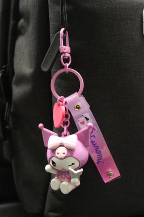 Sanrio Lisanslı Kuromi Figürlü Anahtarlık – Dayanıklı PVC ve Çinko Alaşım Çanta Aksesuarı