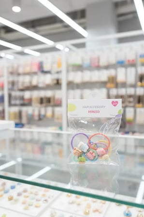 Miniso Lisanslı Çantalı Seri Saç Lastikleri 6 Adet – 12 Cm Kompakt Organizerli Toka Seti