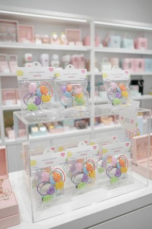 Miniso Lisanslı Çantalı Seri Saç Lastiği Seti – 6 Adet – Renkli Figürlü & Düzenleyici Çantalı