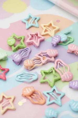 Miniso Lisanslı Çanta Serisi Saç Tokası Seti (6 Adet) – Yıldız & Figür Detaylı Renkli Toka