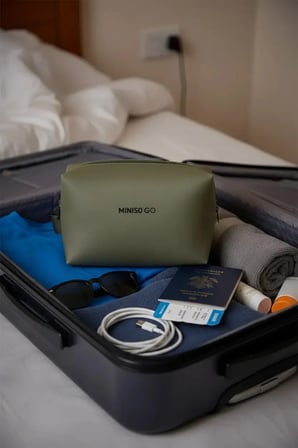 Miniso Lisanslı Seyahat Çantası 19 Cm Yeşil – Kompakt Pratik Organizer Çanta