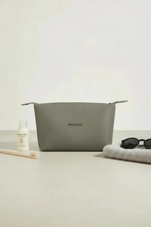 Miniso Lisanslı Büyük Kapasiteli Seyahat Çantası 22 Cm Yeşil – Pratik Organizer Çanta