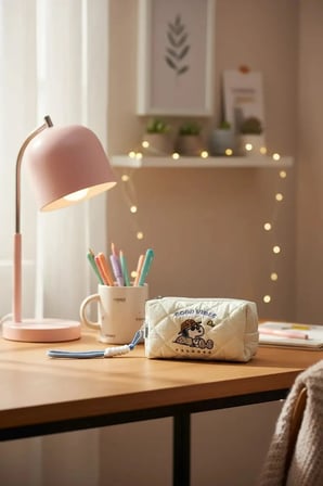 Snoopy Lisanslı Yumuşak Kumaşlı Askılı Kalemlik – Kapitone Dokulu Şık Tasarım 17 Cm