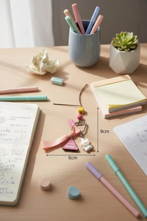 Miniso Lisanslı Minini Koleksiyon Dopamin Oturma Duruşu 3D Anahtarlık – Çanta & Anahtar Süsü