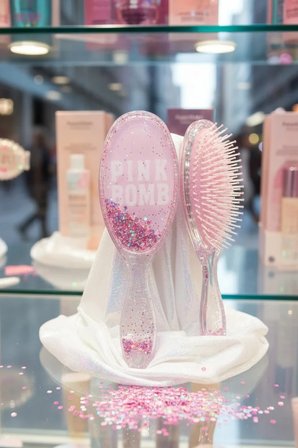 Miniso Lisanslı Sim Dolgulu Oval Saç Fırçası – Işıltılı ve Kolay Tarama Sağlayan Pembe Saç Fırçası 22,5 Cm