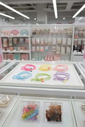 Miniso Lisanslı Kutulu Düğümlü Saç Tokaları (15 Adet) – Esnek & İz Bırakmayan Saç Lastiği