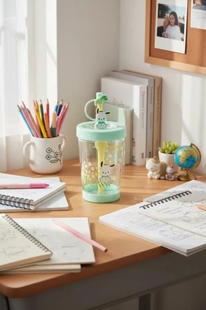 Sanrio Lisanslı Sızdırmaz Kapaklı Pipetli Plastik Bardak Pochacco 535 ml