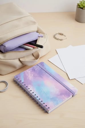 Miniso Lisanslı Pastel Serisi A6 Tel Ciltli Lastikli Defter 80 Sayfa – Mor