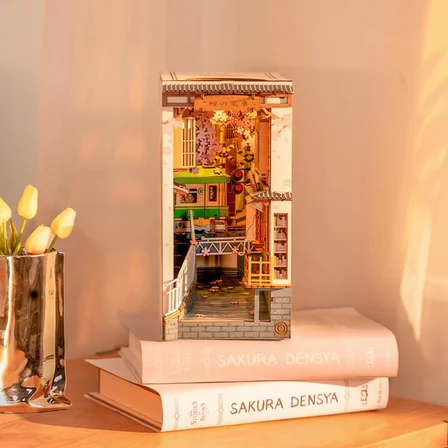 Rolife TGB01 Sakura Densya Kitap Köşesi Book Nook DIY Minyatür Maket Model Seti Mini Dollhouse 3D Model Kit Detaylı Dekoratif Hobi Seti 3D Puzzle Tiny House