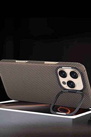 Fuchsia iPhone 16 Pro Max Uyumlu Manyetik Şarj Özellikli Lens Standlı Kevlar Telefon Kılıfı
