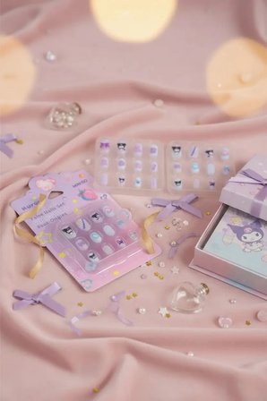 Sanrio Lisanslı Kuromi Jel Yapışkanlı Takma Tırnak Seti Mor – Havalı Dikkat Çekici Tasarım