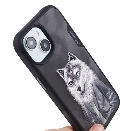 iPhone 15 Uyumlu 3D Kıyafet Kurt Detaylı Nakış İşlemeli Kabartmalı Fashion Pet Kılıf
