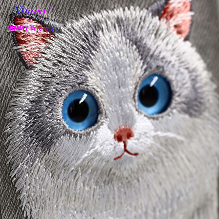 iPhone 15 Pro Uyumlu 3D Göz Gray Kedi Detaylı Gerçek Nakış İşlemeli Kabartmalı Big Eyes Kılıf
