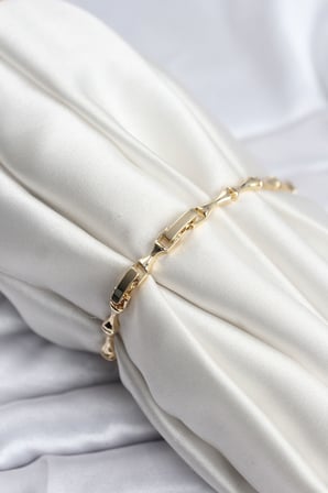Pirinç Gold Renk VIP Seri İnce Kemik Model Zirkon Taşlı Kadın Bileklik -