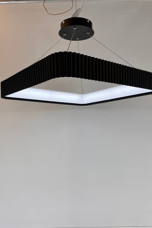 Modern Kare Geometrik Siyah Oluklu LED Sarkıt Avize