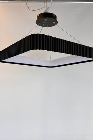 Modern Kare Geometrik Siyah Oluklu LED Sarkıt Avize