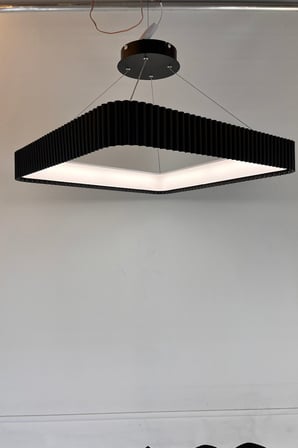 Modern Kare Geometrik Siyah Oluklu LED Sarkıt Avize