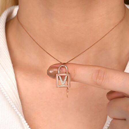 Zirkon Taşlı Pırlanta Montür Rose Altın Kaplama Anahtarlı Kilit V Harfi Gümüş Kolye