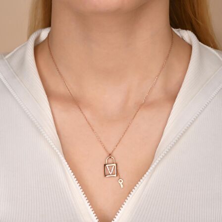 Zirkon Taşlı Pırlanta Montür Rose Altın Kaplama Anahtarlı Kilit V Harfi Gümüş Kolye