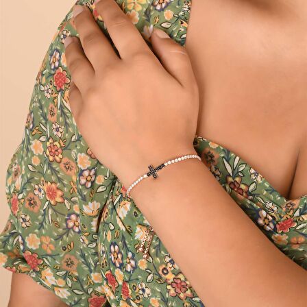 Zirkon Taşlı Pırlanta Montür Asansörlü Alttan Ayarlı Siyah Taşlı Su Yolu Haç Gümüş Bileklik