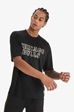 DeFactoFit NBA Chicago Bulls Oversize Geniş Kalıp Bisiklet Yaka Sırt Baskılı Kısa Kollu Tişört E0361AX25SPBK81