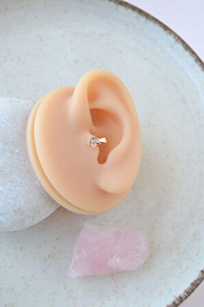Soft Pembe Çiçekli Tragus Piercing – Halka Model, 6 mm