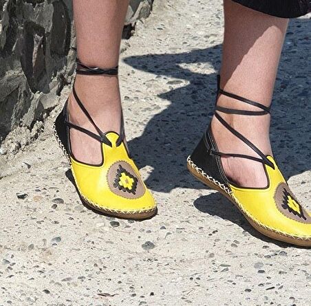 Ön Sarı Arka Siyah Kadın Sandalet