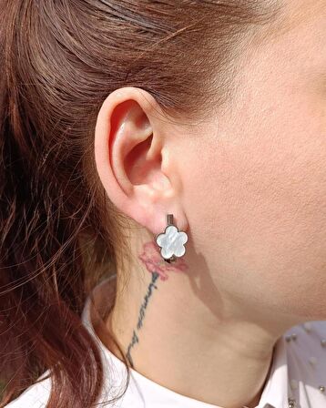 Luna Jewelry Kadın Gümüş Renk Sedefli Mineli Çiçek Model 316 L Çelik Küpe