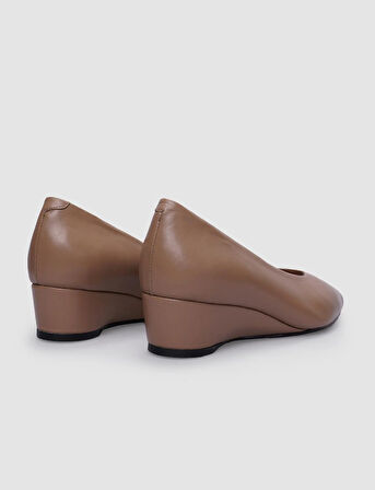 Cabani %100 Hakiki Deri Bej Kadın Dolgu Topuklu Ayakkabı