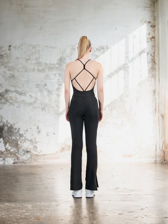 Siyah Yırtmaçlı İspanyol Paça İp Askılı Sırt Dekolteli Spor Tayt Tulum