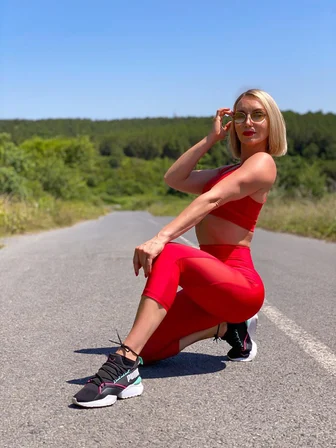 Kırmızı Tül Detaylı Toparlayıcı Spor Kapri Tayt
