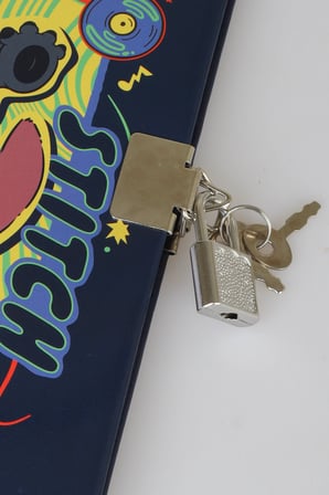 x Dekomus Lisanslı Stitch Lisanslı Stitch Unleash Lock Journal Kilitli Hatıra Defteri Ve Labirent Figürlü Geçmeli Kalem Seti