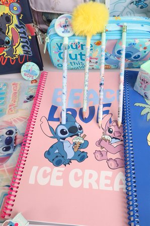 x Dekomus Lisanslı Stitch "Urban Aloha Collection" Okul Ve Kalem Çantası, Kilitli Hatıra Defteri, A4 Okul Defteri Kırtasiye Seti