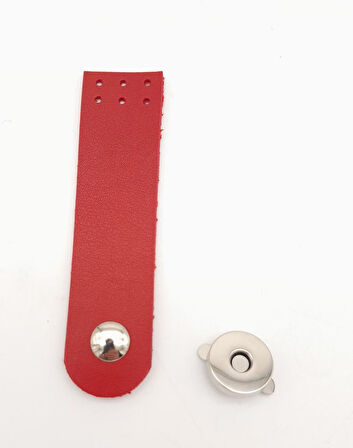 Nusrat Bilişim Çanta Aksesuar Kırmızı Renk Tek Kat Suni Deri Kapak 10.5x2.5 cm Gümüş Metal