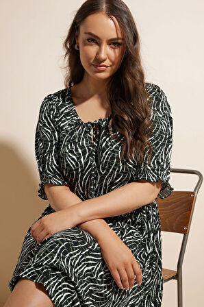 Büyük Beden Yakası Büzgülü Desenli Mini Elbise 304018