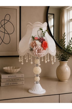 Beyaz Kadife Kaplı Çiçek Dekorlu Başlık Beyaz İncili Metal Ayaklı Klasik Model Abajur 50x30cm