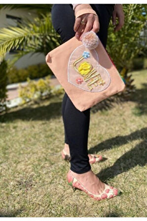 LOVE İNCİ TAŞLU ÇİÇEKLİ KALP YAVRUAĞZI RENK APLİKELİ PORTFÖY CLUTCH EL VE MAKYAJ ÇANTASI 28X25 CM