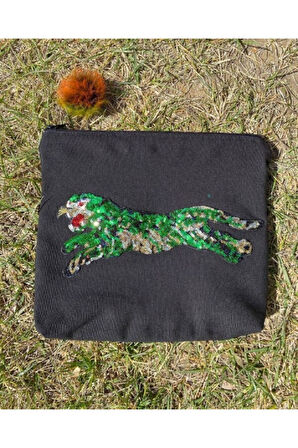 PUL PAYETLİ KAPLAN APLİKELİ PONPONLU TASARIM PORTFÖY CLUTCH EL VE MAKYAJ ÇANTASI 25X28 CM