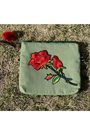 KIRMIZI GÜL NAKIŞ İŞLEME APLİKELİ PUL PAYETLİ PORTFÖY CLUTCH MAKYAJ EL ÇANTASI 28X25 CM