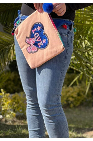 PUL PAYETLİ LOVE KALP APLİKELİ PONPONLU PORTFÖY CLUTCH EL VE MAKYAJ ÇANTASI 25X28 CM