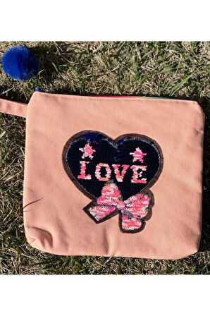 PUL PAYETLİ LOVE KALP APLİKELİ PONPONLU PORTFÖY CLUTCH EL VE MAKYAJ ÇANTASI 25X28 CM