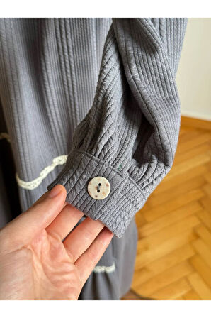 Yarım Pat Nakışlı ve Dantelli Örme Elbise 2407 NAVRA |