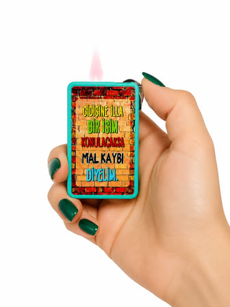 Karakter Yazılı Aynalı Metal Gaz Dolumlu Çakmak – Dekoratif Baskılı Şık Tasarım