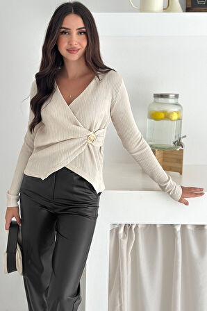 Kadın Kraveze Tokalı Bluz – Vücuda Oturan & Altın Detaylı