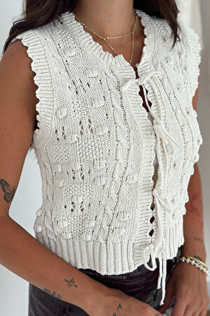 Kadın Ponponlu Bağlamalı Triko Süveter – Dokulu & Romantik Stil