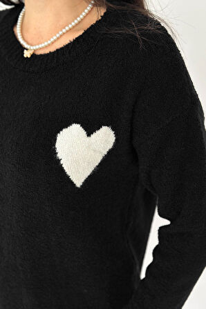 Kadın Kalpli Kalın Triko Kazak – Oversize & Minimal Romantik Stil