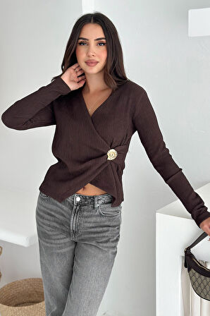 Kadın Kraveze Tokalı Bluz – Vücuda Oturan & Altın Detaylı