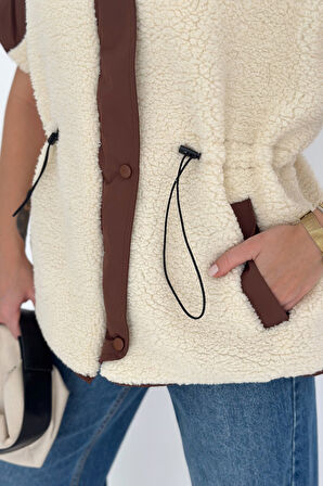 Kısa Kollu Kontrast Detaylı Astarlı Peluş Yelek – Sıcak & Stil Sahibi